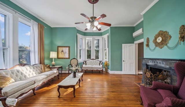 Historic Victorian Home–3 King Bedrooms w/55"4KTVs, Full Kitchen, Screened .