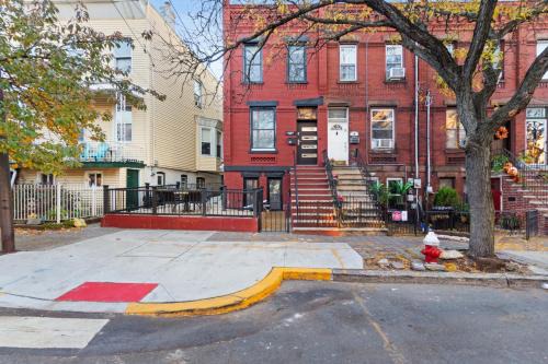 Holiday Home Brownstone City Stay 5BEDS, Private Dual Units