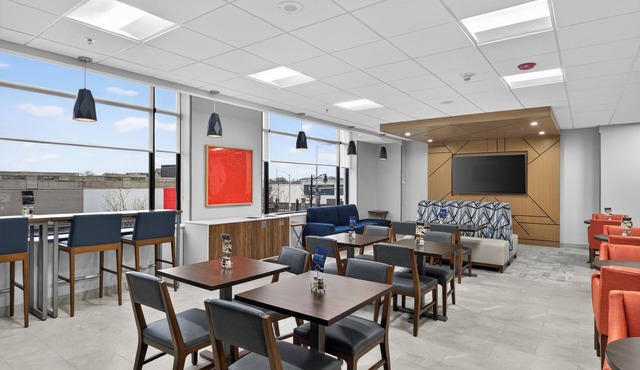 Holiday Inn Express and Suites Chicago West Oak Park by IHG
