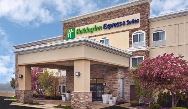 Holiday Inn Express & Suites Chicago-Libertyville by IHG