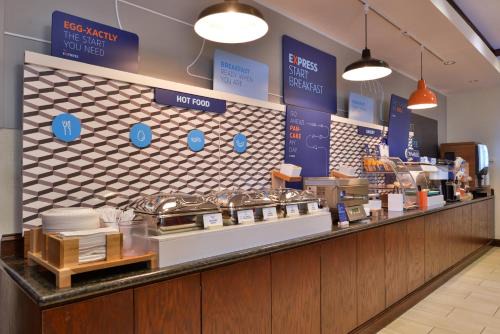 Holiday Inn Express & Suites Pittsburg by IHG