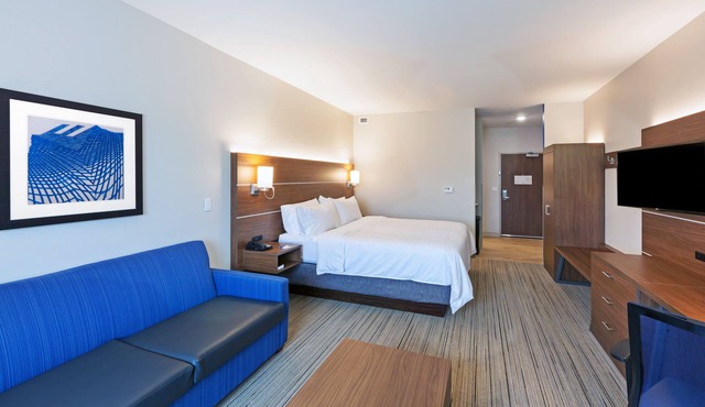 Holiday Inn Express & Suites Lenexa - Overland Park Area by IHG