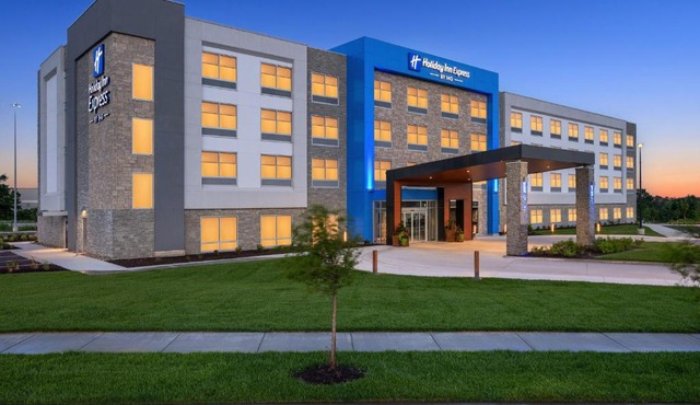 Holiday Inn Express & Suites Overland Park South by IHG