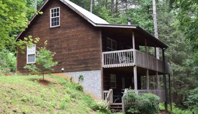 Holmes Cabin close to Helton Creek Falls and Blood Mountain