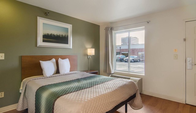 HomeTowne Studios By Red Roof Denver - Glendale/Cherry Creek in Glendale