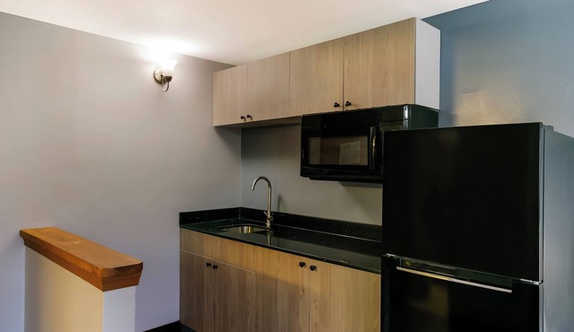 HomeTowne Studios by Red Roof Denver - Lancaster County in Denver