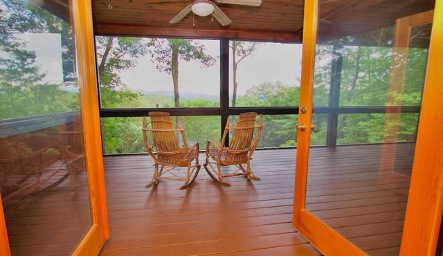 Honey Bear Hideaway - Mountain Views - Paved Roads - Pup Friendly - Cozy - WIFI