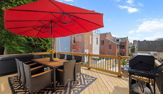 ★ HostWise Stays ★ Entertainment Haven, Hot Tub & Family-Friendly in Pittsburgh
