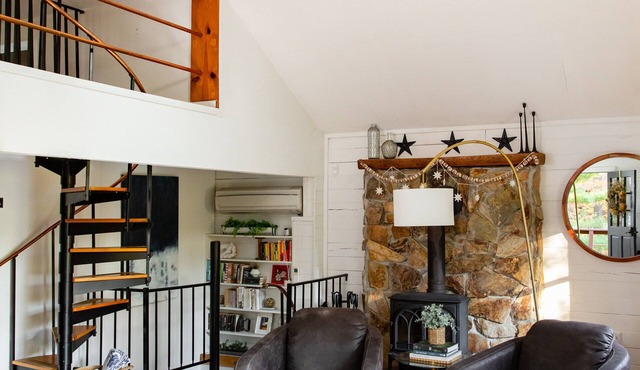 HOT TUB! Calming Vibes Spa Cabin on Sleepy Creek, for 8, Hike, Fish, Ski, 4 Acre