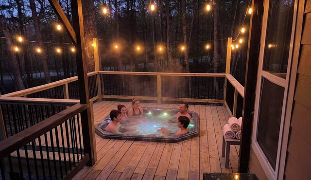 Hot Tub, Dogwood Cottage, Pvt Fire Pit, Sleeps 6!