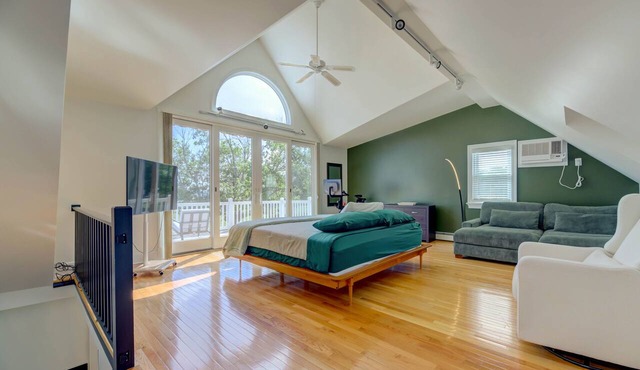 House on Water: Cambridge Cottage w/BBQ, Fire Pit, & Balcony