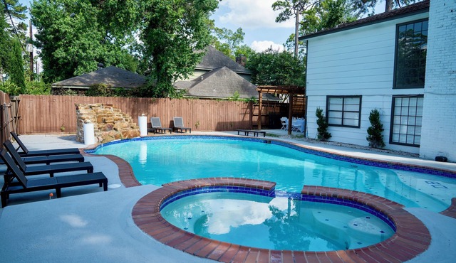 Houston’s poolside vacation home in Houston