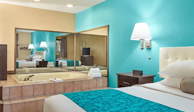 Howard Johnson by Wyndham Waterloo/Cedar Falls