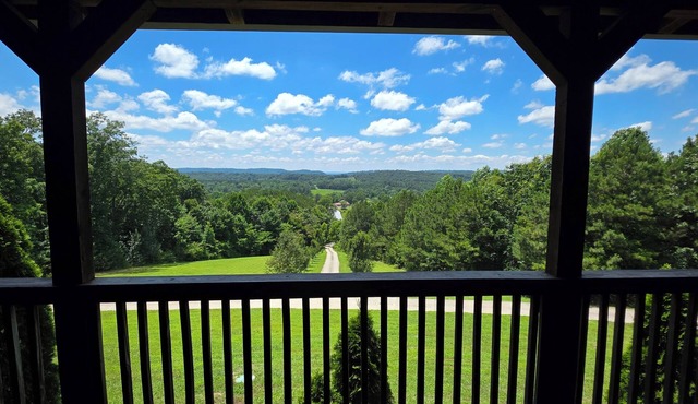 Huge cabin! Sits on a hillside with unprecedented mountain and sunset views.