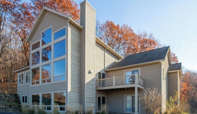 Huge Luxury 4-Bedroom Home! Stunning views! Walk-in Shower, Hot Tub, Fire Pit.