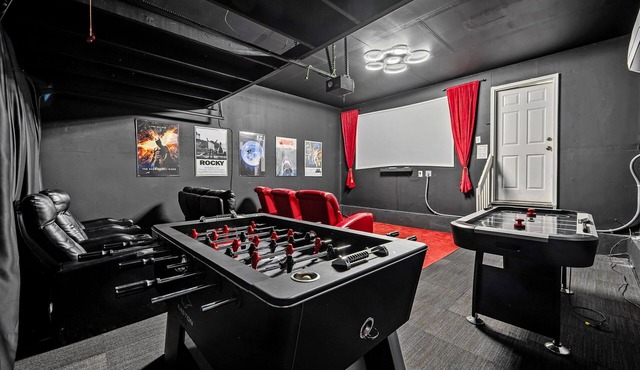 Ideal for Families & Groups | Theatre | Pet Friendly | Firepit | Spacious