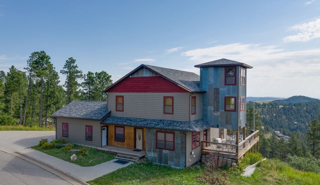 Ideal Location- Stunning Views, Close to Skiing & Deadwood, 4 King Suites