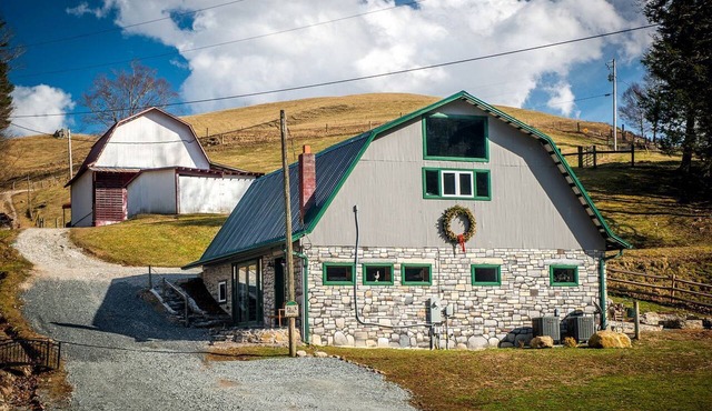 Impressive Barn Suite with Hot-tub and Petting Zoo in Sugar Grove, North Carolina