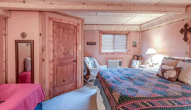 Impressive Wooden Cabin in Round Top, Texas