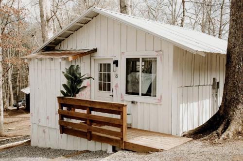 Incomparable Charm: Find Your Peaceful Haven in Tracy City's Most Unique Cabin