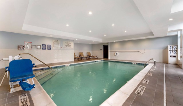 Inviting 1BR Suite | Daily Breakfast + Pool Access