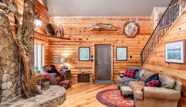Iron Mountain Lodge - Beautiful Cabin With Forest & Mountain Views!