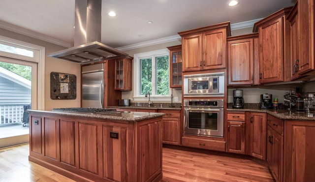 Island Getaway on Delavan Lake – Luxurious 8 BDR w/Private Pool & Game Room!