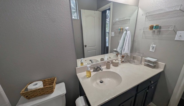 Kid-Ready Montessori Townhome near Pioneer farms - 15m to downtown Austin