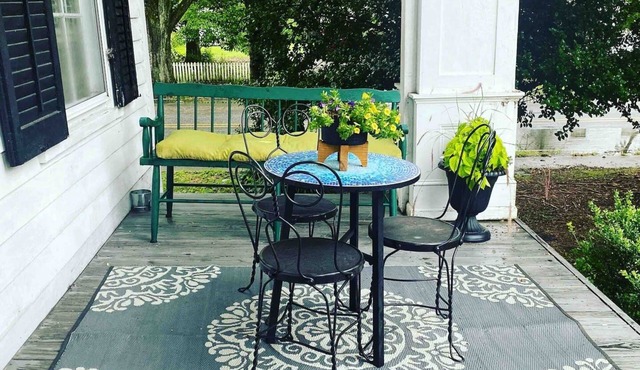 King B&B room 1 hour from the OBX & Hampton Roads
