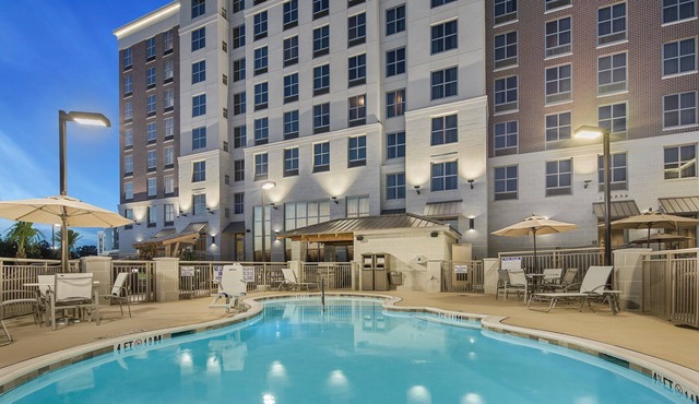 King Studio. Free Breakfast, Outdoor Pool. Near Florence Center!