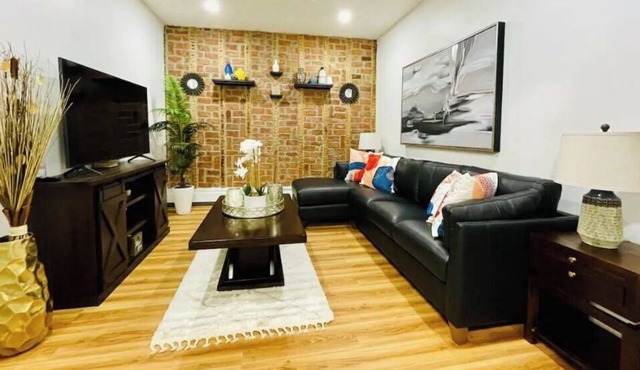 Kosciuszko Station | Spacious Luxury 3-Bed +Office