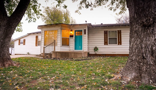 La Casa Zia - cozy home within walking distance of historic downtown Guthrie.