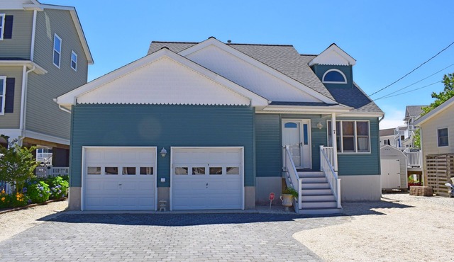 Lagoon waterfront family vacation minutes to BEACH LBI