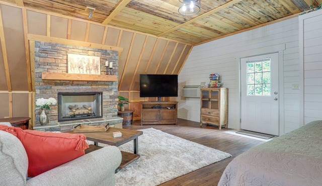 Lake Allatoona Area Studio w/2 Decks & Farm Views