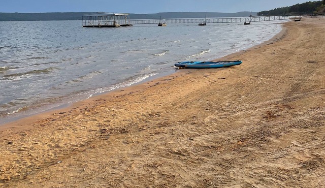 Lake Eufaula, OK Lakefront house on the beach. Sleeps 8, 3 bedroom, 2 bath