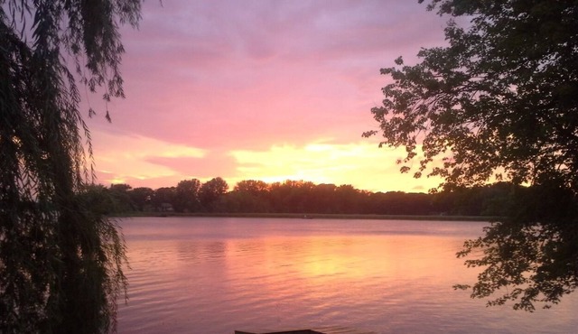 Lake Front- dock access, kayaks, deck and grill available to use. near downtown