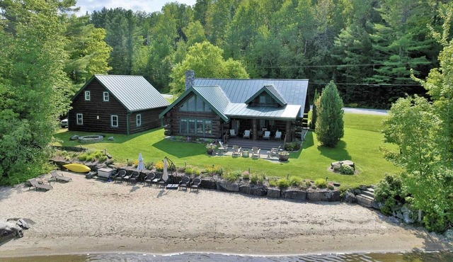 Lake House - Modern Log Cabin. Private location on the lake for 8 Guests!