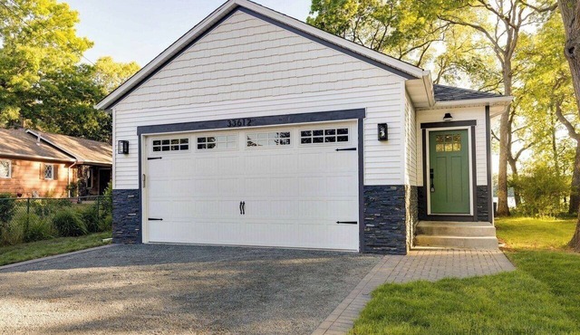 Lake-house, pet friendly, renewable energy, plenty of space for big groups!