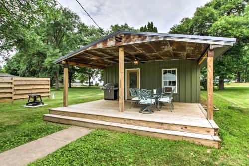 Lake Pepin Cottage w/Patio - Walk to the Marina!