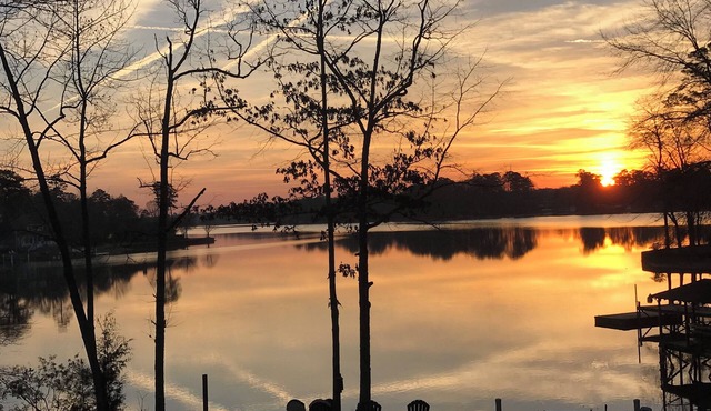 Lake Side Log Cabin, Private Dock, Movie Sunrise Views!