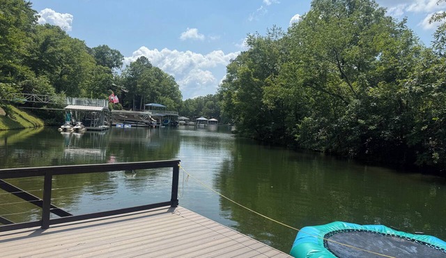 Lake Wedowee Family Retreat-6 BR/3.5 BA-On the water, fire pit, private dock