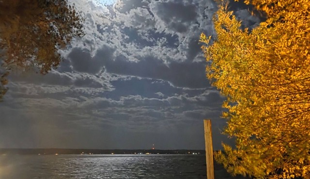 Lakefront 3-bedroom cabin with views from every room