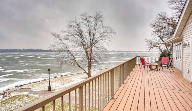Lakefront 3BR | Hot Tub, Pool Table!
