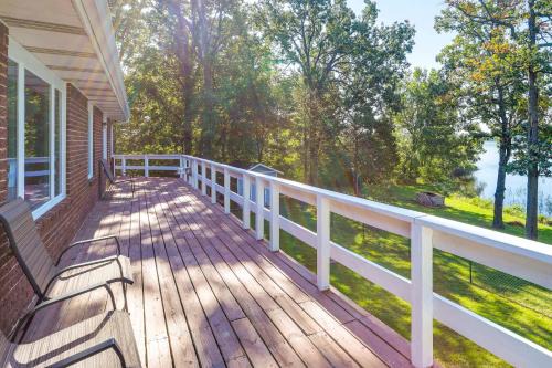 Lakefront Arkansas Escape w/Grill, Dock & Kayaks!