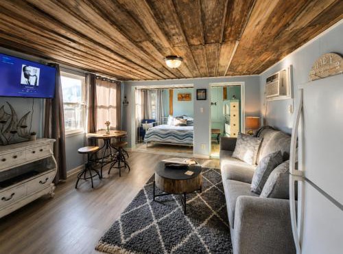 Lakefront Condo Near Town and Marina with Firepit Joys
