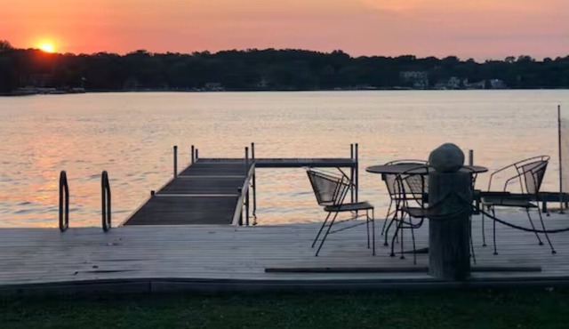 Lakefront Cottage w/ Sunset Views