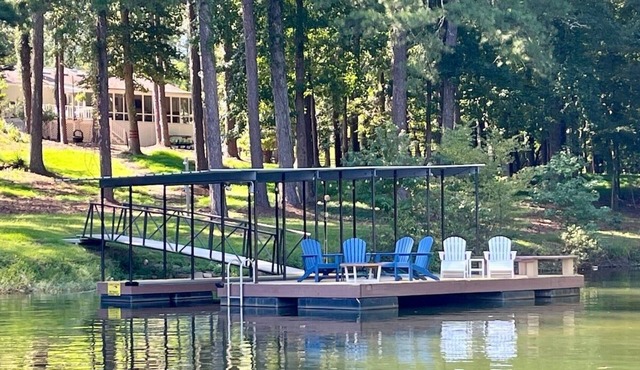 Lakefront. Dock. Dogs w/fee. Sport Complexes 15 mi.
