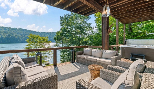 Lakefront Escape, Sleep 12, Dock, Hot Tub, Pool, Grill