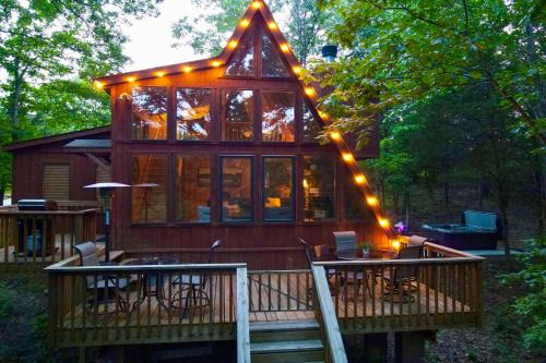 Lakefront Innsbrook Chalet: Hot Tub & Barrel Sauna