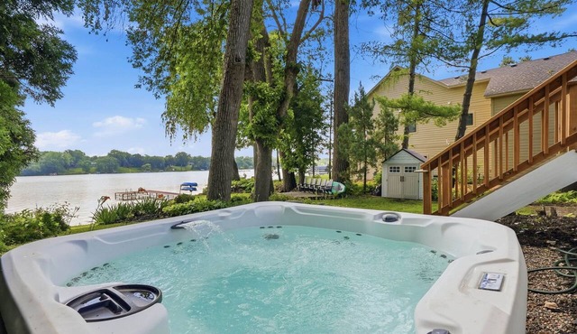 Lakefront Retreat w/Hot Tub + Sauna